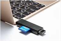 USB AコネクタをType-Cに変換できるコンパクトカードリーダー。