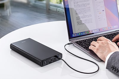ノートパソコンへの給電に最適な、AC出力・USB PD両対応のモバイルバッテリー