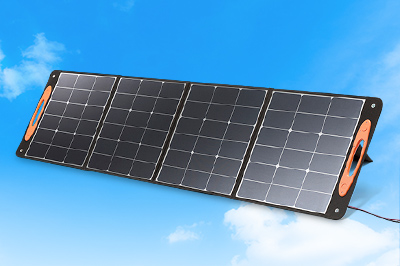 太陽光でポータブル電源を蓄電できる、最大出力200Wの折りたたみソーラーパネル