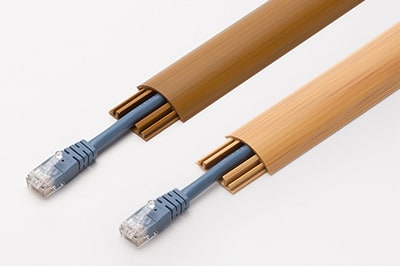 ケーブルを保護して足をかける危険を予防できる、床用ケーブルモール