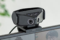 2個のレンズを搭載した最大画角180度対応の会議用カメラ。