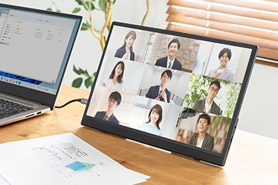 持ち運びしやすい15.6インチのモバイルモニター（スタンド一体型）