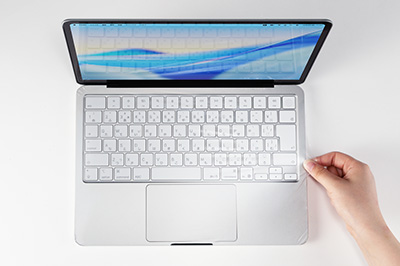 ぴったり密着してホコリや汚れから守る、MacBook Neo13.0インチ専用カバー