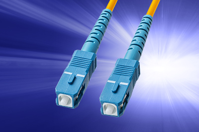 ステンレスで内部補強された高強度タイプの1芯光ファイバケーブル