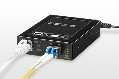 10Giga高速ネットワークを構築できる、SFP+対応光メディアコンバータ