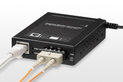 Gigabit高速ネットワークを構築できる、スイッチタイプの光メディアコンバータ