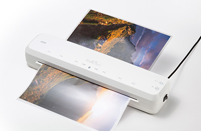 4本ローラーでまっすぐキレイに仕上がるA3ラミネーター（90秒ウォームアップ）