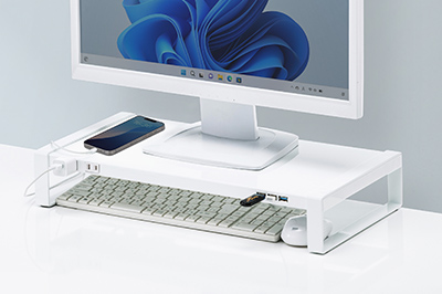 電源タップとUSBハブ付きで、机上の空間を有効活用できる机上ラック