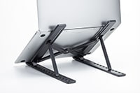 コンパクト＆軽量で持ち運びに便利な、折りたたみ式ノートパソコンスタンド。