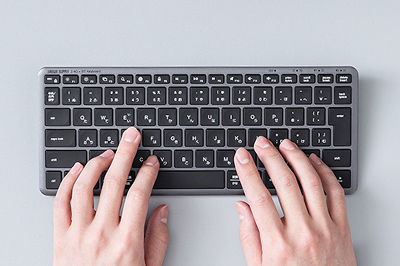 「窪んだキー」で、すばやく正確に入力できるテンキーレスキーボード