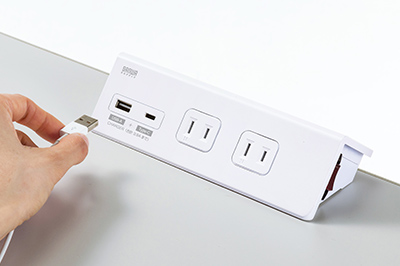 デスクにクランプ固定できる、USBポート付き電源タップ