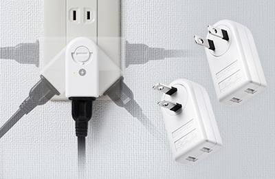 プラグが180°回転、狭い場所でもすっきり配線できる電源アダプタ