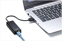 USBポートやType-CポートをLANポートに変換できるアダプタ。