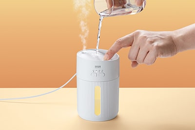 フタを開けずに上から給水できる、超音波式のUSB加湿器
