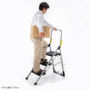 安定性のある形状の脚部と手すり付きで安全に昇り降りできる3種類の脚立・踏み台を発売