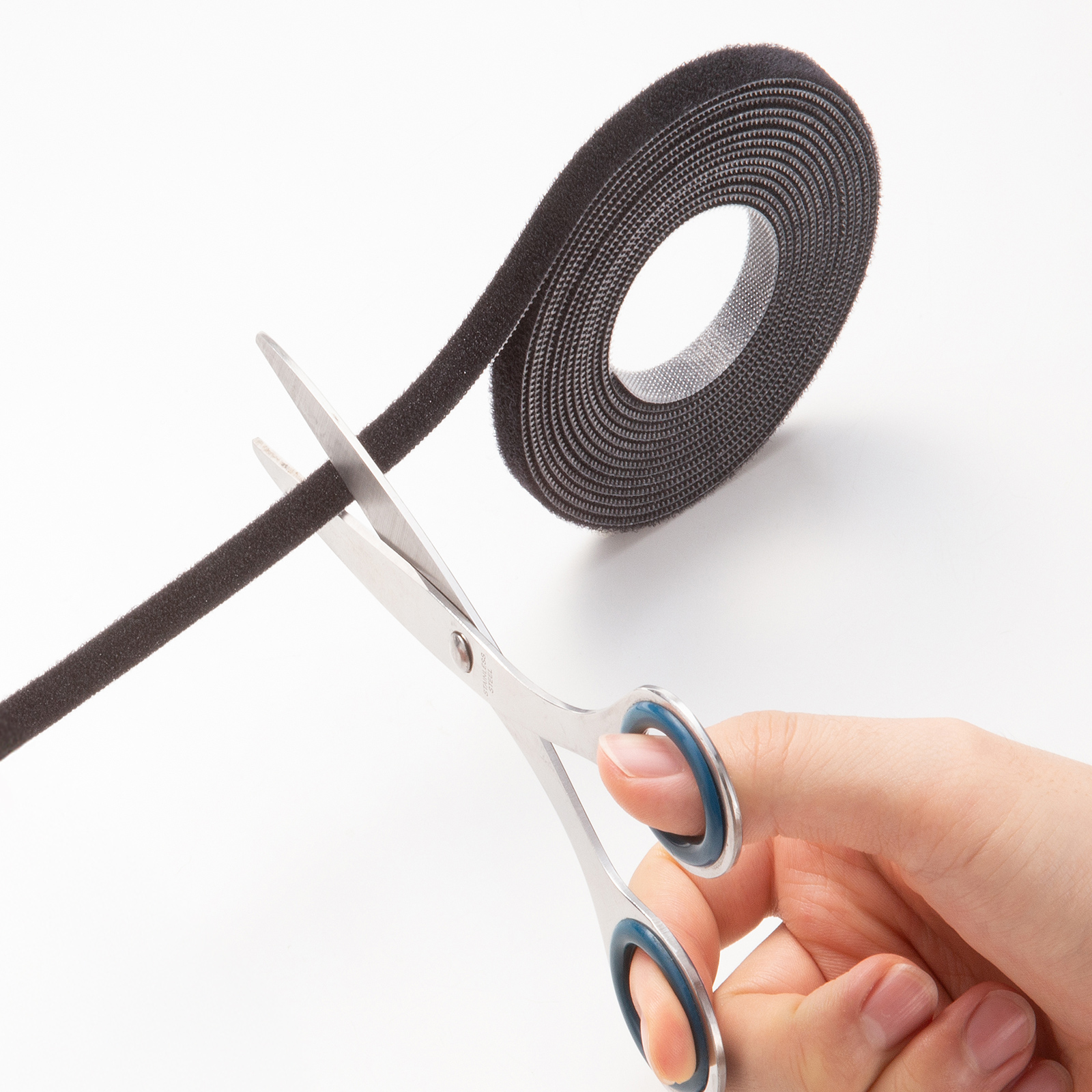 マジックバンドをハサミでカットする画像