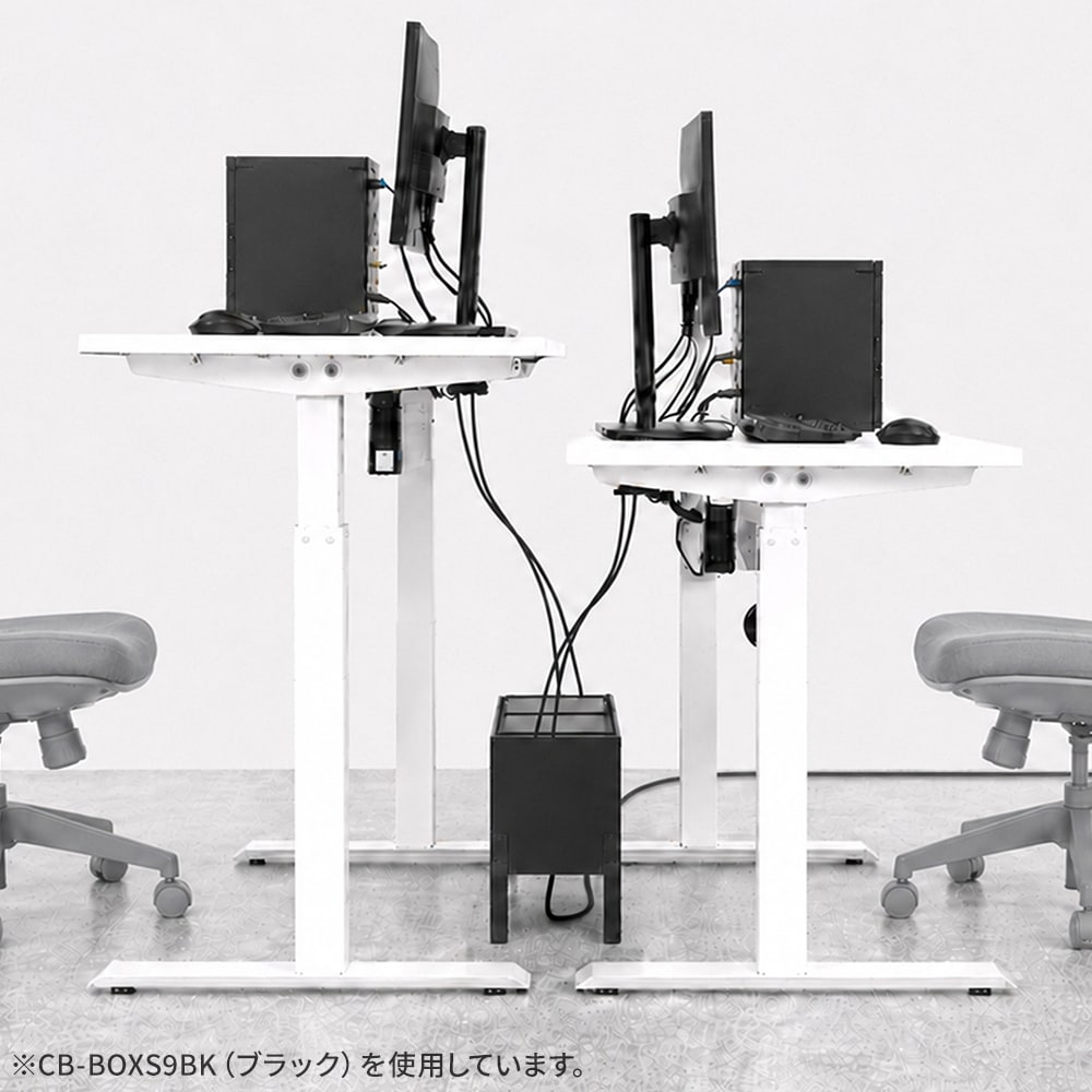 デスク間に設置して、タップやケーブルを一括収納（真横からの写真）