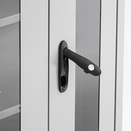 前扉にはハンドル錠を採用