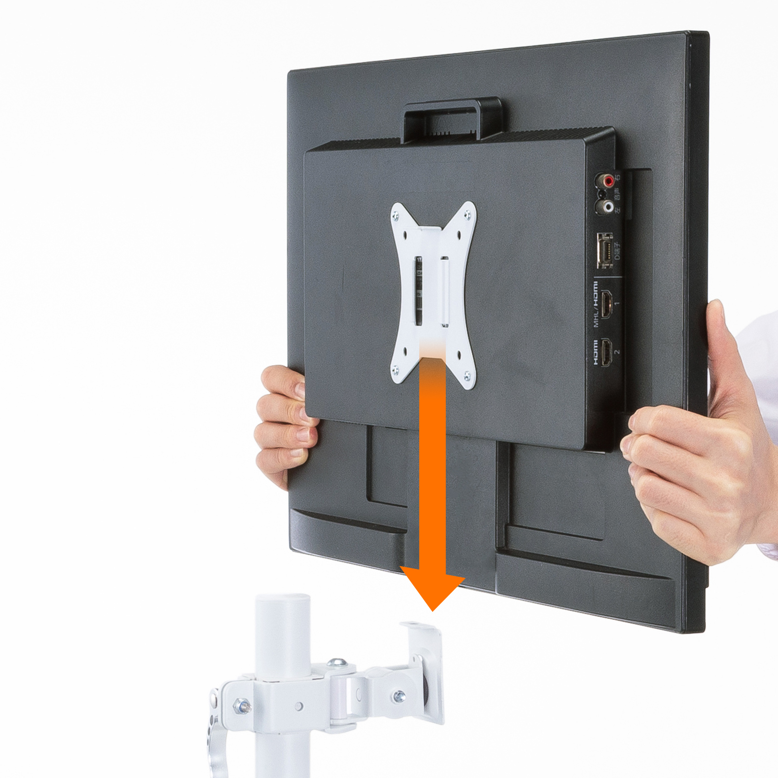 あらかじめブラケットを取り付けたモニターを差し込むだけ