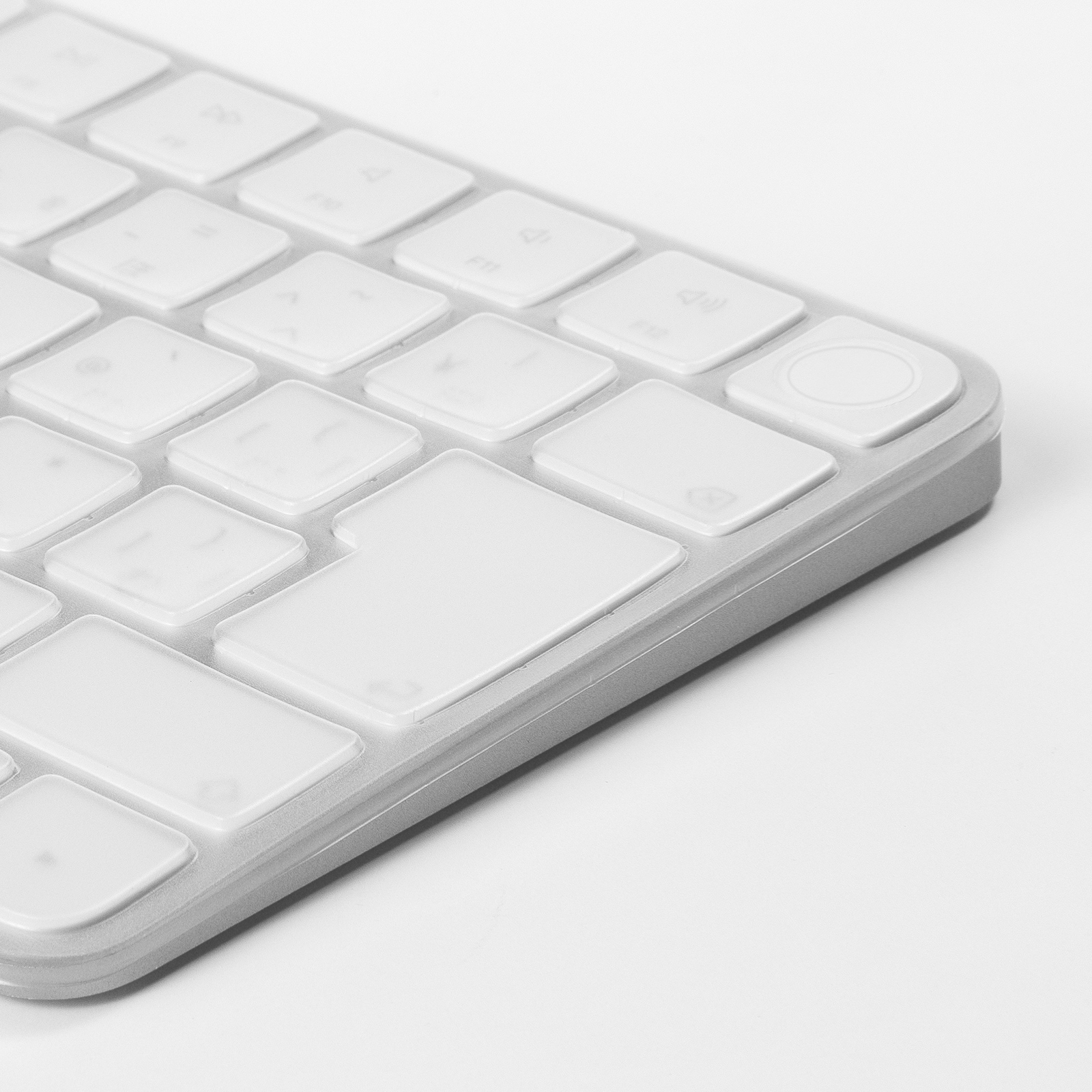 キーボードにぴったりフィット、破れにくいポリウレタン製