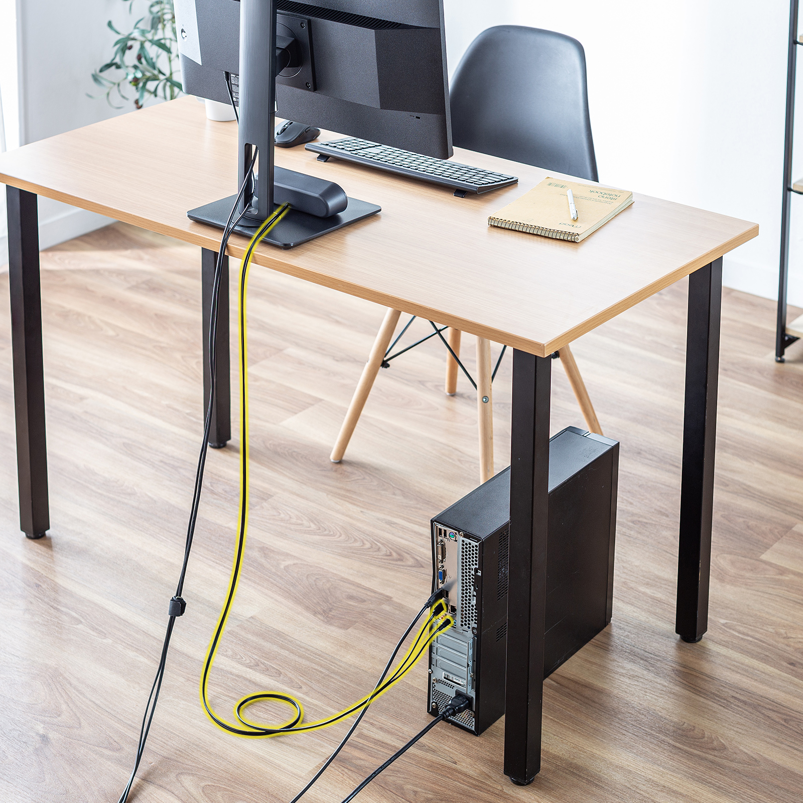 デスク下のデスクトップパソコンに接続する画像