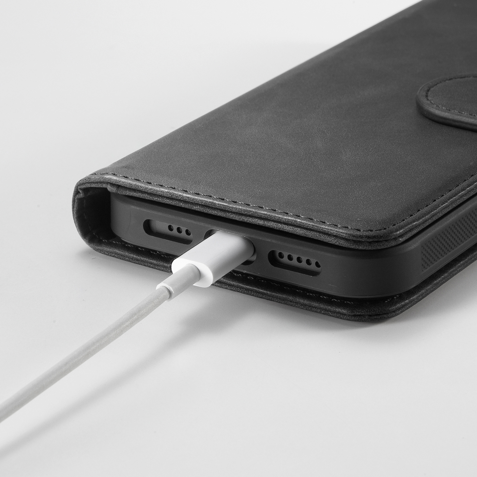 ケースを装着したまま充電可能