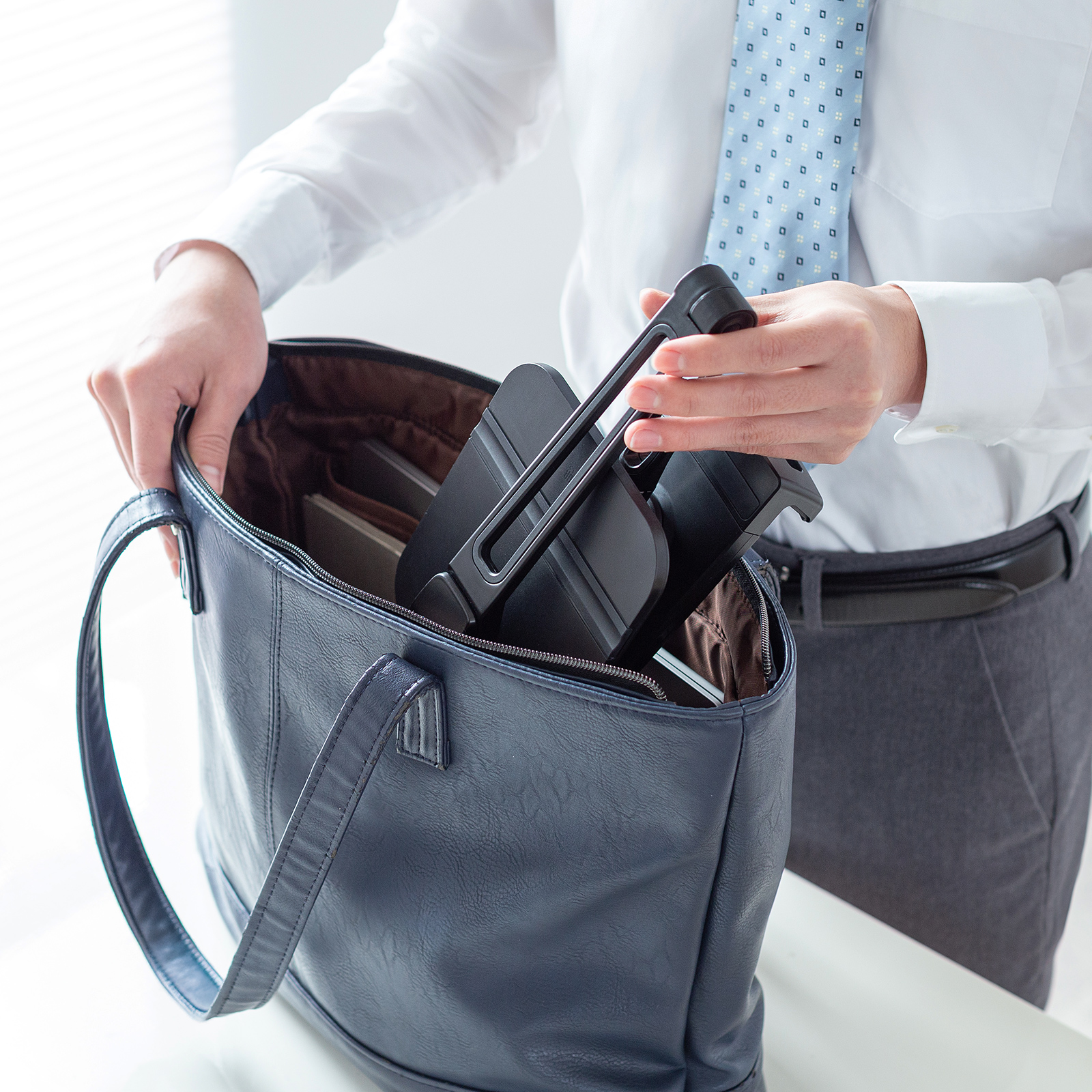 折りたたんでバッグに収納している画像