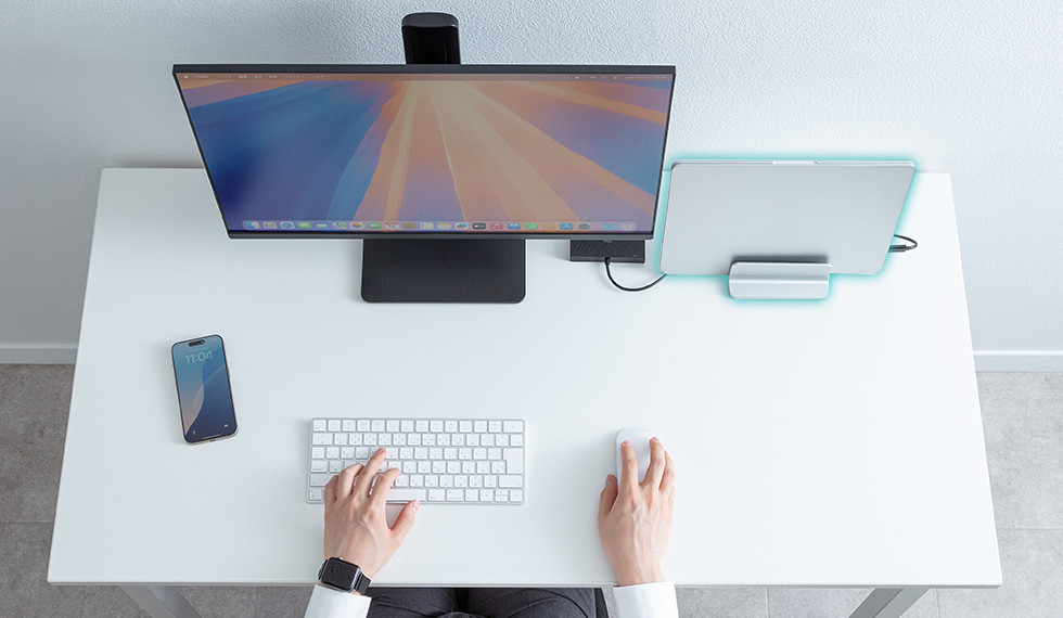 ノートパソコンを立てて収納している様子