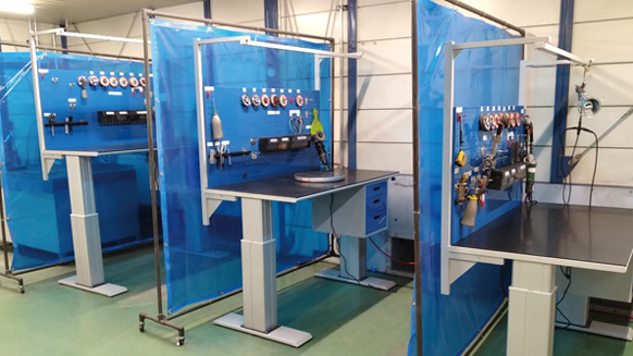 作業効率UPできる電動昇降作業台。 有孔ボード、引出しをカスタマイズ